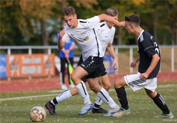 In Hälfte eins war Rübenach die spielbestimmende Mannschaft, aber gerade zum Ende der ersten Halbzeit drehte sich das Blatt. Foto: Tobias Jenatschek