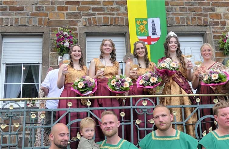 In Hatzenport wurde das traditionelle Weinfest gefeiert. Franziska, Veronika, Carolin und Carina sind neue Regentinnen.