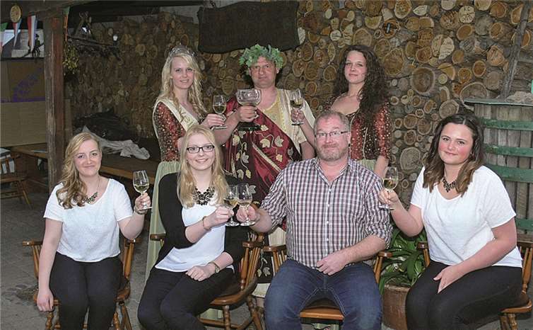 In Hatzenport wurden die neuen Weinmajestäten vorgestellt. Der Moselort feiert in diesem Jahr sein 50. Wein-und Heimatfest.TE