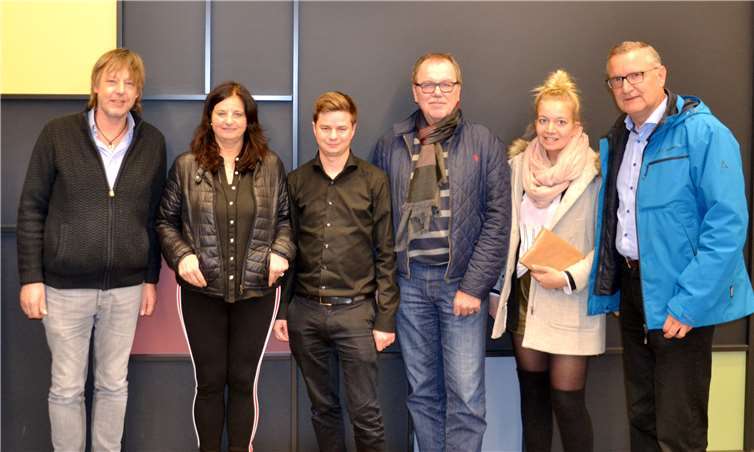 In Haus Wasserburg besprachen die SPD-Fraktionsmitglieder Klaudia Follmann-Muth, Julian Muth, Stadtbürgermeisterkandidat Wolfgang Heitmann und Fraktionsvorsitzender Bernd Schemmer (v.l.n.r.) mit Alexander Diensberg (l.) und Leonie Berger (2.v.r.) die positive Entwicklung der Offenen Jugendarbeit in der Verbandsgemeinde. Foto: privat