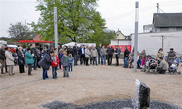 In Heimerzheim wurde bei Maiansingen der „Generationen-Platz“ auf dem Gottfried-Velten-Platz offiziell eingeweiht. Swisttal Vizebürgermeister Manfred Lütz dankte dabei alle Beteiligten. VJ