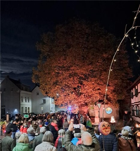 In Hemmessen gab es ein großes Hallo für den Martinsumzug.  Foto: Cora Böhlein