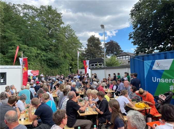 In Heppingen kamen die Einwohnerinnen und Einwohner am Bürgerhaus zusammen. Foto: DU