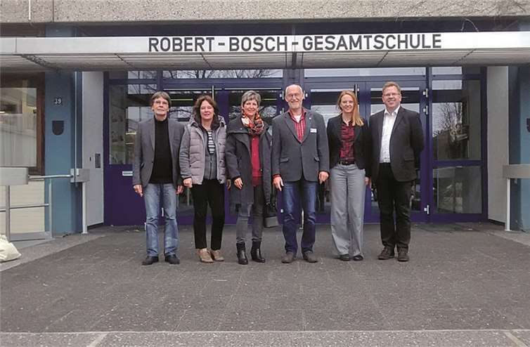 In Hildesheim, an der Robert-Bosch-Gesamtschule (v.li.): Volker Reichardt (Organisator RBG), Katrin Stapf und Annett Jung (Mittelschule Oederan), Henning Rosahl (Vertreter des Schulleiters der RBG), Simone Klöckner und Marcus Wald (IGS Remagen). privat