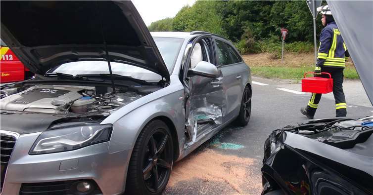 In Höhe der Deponie Linkenbach gab es an der Kreuzung einen Zusammenstoß von zwei PKW. Feuerwehr VG Puderbach