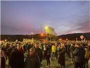 In Höhe der Feuerwehr verfolgten viele Besucher das feurige Spektakel in den Wei...