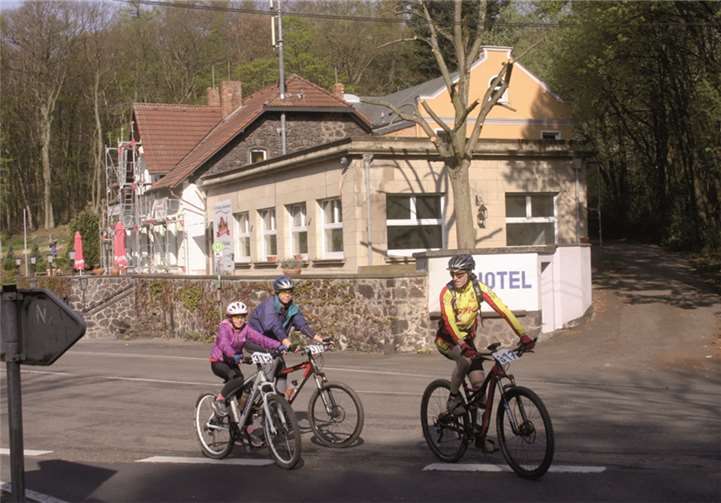 In Höhe des „Waldfrieden“ ging es ins Gelände.