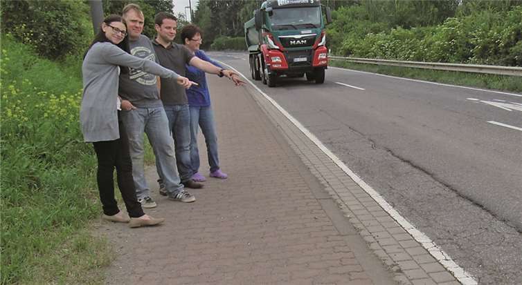 In Höhe ihrer Wohnlage präsentieren Anwohner die Schäden und Vibrationen an der Ochtendunger Straße (L117). MKA