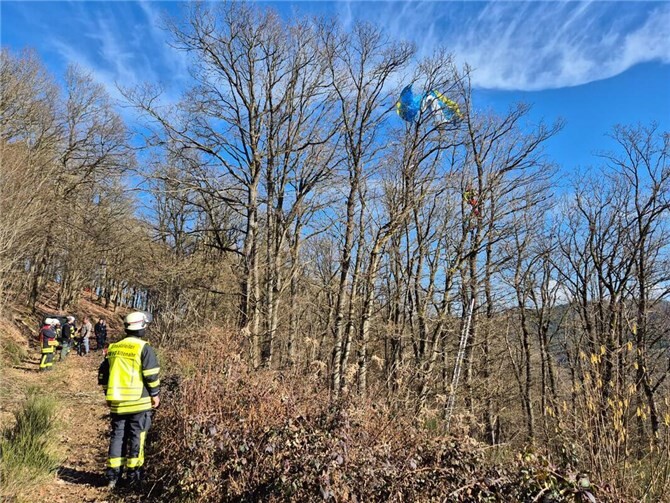 In Hönningen war in unmittelbarer Nähe der Start- und Landebahn für Gleitschirmflieger ein Pilot in einem Baum geraten und wurde von der Absturzsicherungseinheit der Freiwilligen Feuerwehr der VG Altenahr glücklicherweise unverletzt aus seiner misslichen Lage befreit. Foto: Martin Marhöfer / FFW VG Altenahr)