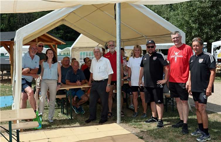In Hönningen wurde die Gruppe von der Landrätin des Landkreises Ahrweiler, Cornelia Weigand, von Ortsbürgermeister Jürgen Schwarzmann sowie dem Vizepräsidenten des Sportbundes Rheinland Fritz Langehorst begrüßt. Ortsbürgermeister Jürgen Schwarzmann hatte zumindest schon einmal symbolisch einen Spaten für den Spatenstich der neuen Sportanlage in Hönningen dabei. Foto: Werner Dreschers