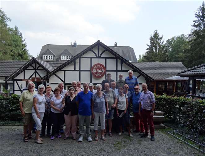 In „Holsteins Mühle“ in Nümbrecht wartete die „Bergische Kaffeetafel“ auf die Teilnehmer. Foto: privat