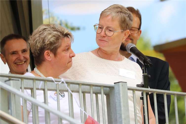 Ein bunter Rückblick und fröhlicher Ausblick zum 30+1-jährigen Jubiläum In Ihrer emotionalen Rede dankte Kitaleiterin Britta Baumann-Peikert unter Anderem Alexandra Jax, welche vor 31 Jahren gemeinsam mit ihr in die erste Gruppe des Geneindekindergartens eröffnete.Foto: Thomas Plag-von Kalm