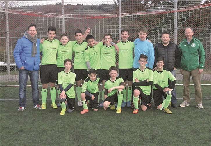 In Immendorf erfolgreich (stehend v.li.): Betreuer Adrian Zymelka, Engjell Mehmeti, Daniel Wagner, Basti Kretz, Emir Han Aydin, Ylli Abazi, Sebastian Zymelka, Tobi Boczkowski, Trainer Charly Zengin und Hans-Peter Schmidt; (hockend v.li.): Alexander Schmidt, Ibo Aydin, Marius Buchner, Anil Zengin und James Eylya. privat