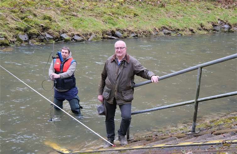 In Isenburg informierte sich SGD-Nord-Präsident Uwe Hüser (vorn) über die Datenerhebung an der dortigen Pegelmessstelle. Sebastian Heidrich vom gewässerkundlichen Dienst demonstrierte etwa eine Abflussmessung im Saynbach. Foto: SGD Nord