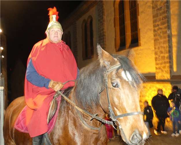 In Kaisersesch begrüßte St. Martin die Umzugsteilnehmer traditionell im historischen Ortskern vor der Pfarrkirche St. Pankratius.
