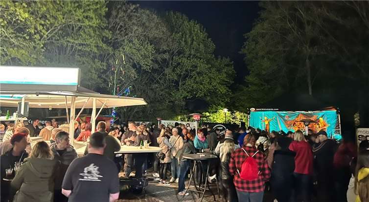 In Kaisersesch fand heuer wieder das traditionelle Maibaumfest auf demörtlichen Marktplatz statt zu dem sich viele Hundert Besucher einfanden. Fotos: TE