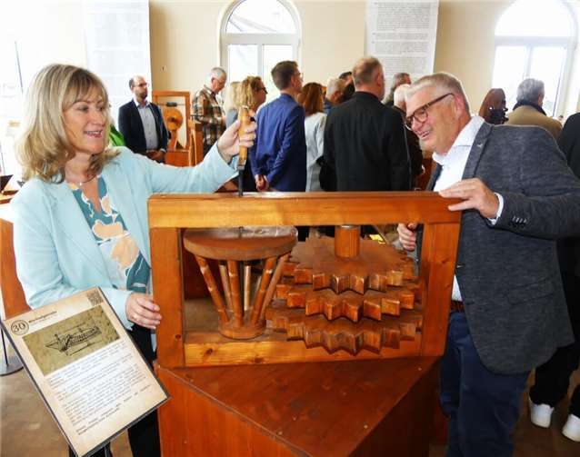 In Kaisersesch startete die Ausstellung „Leonardo da Vincis Maschinen“. Mit von der Partie Landrätin Anke Beilstein und Stadtbürgermeister Gerhard Weber. Fotos: TE