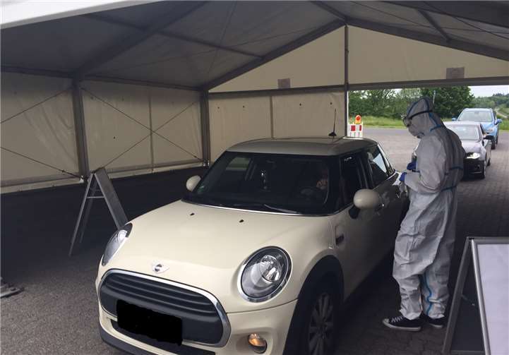 In Kaisersesch werden die Probanten ohne auszusteigen durch das geöffnete Fahrzeugfenster getestet.