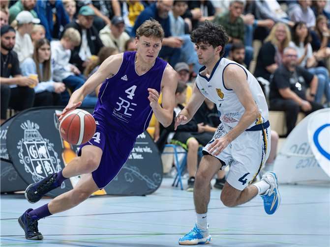 In Kamp-Lintfort selten zu stoppen: Malte Fresen beim Zug zum Korb. Fotos: U. Laakmann)