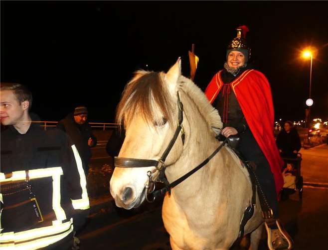 In Karden fand der traditionelle Martinsumzug in diesem Jahr als Benefizveranstaltung der Freiwilligen Feuerwehr statt. Fotos: TE