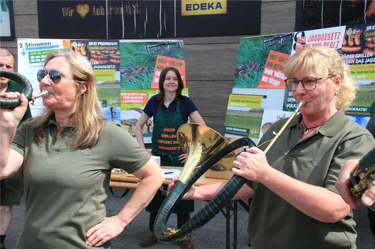 Grollende Jäger informieren und grillen für Bürger In Kempenich machten Jagdhornbläser auf den Infostand der Jäger aufmerksam.