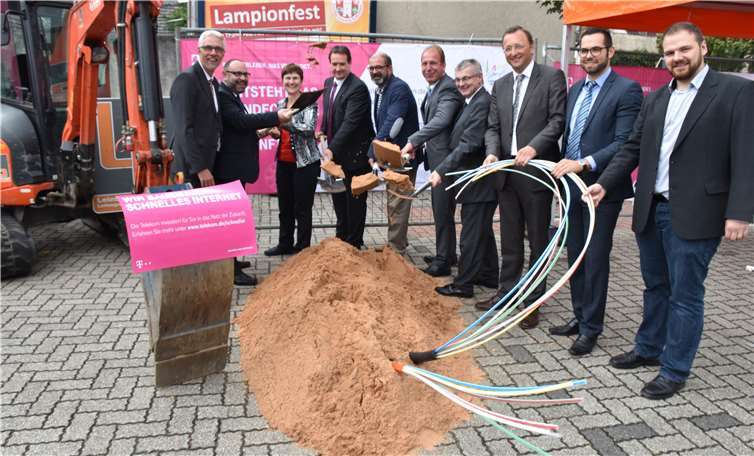 In Kettig erfolgte der erste Spatenstich für den Ausbau des schnellen Internets.  -HEP-