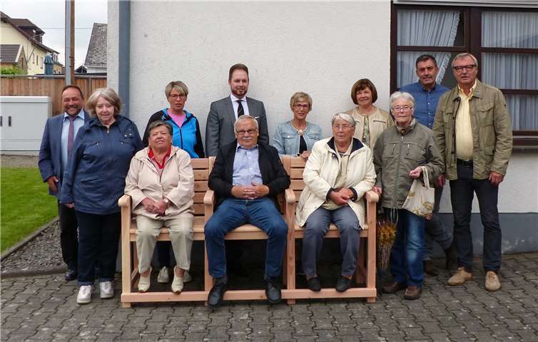 In Kirchwald freut man sich über die neue Seniorenbank. Privat