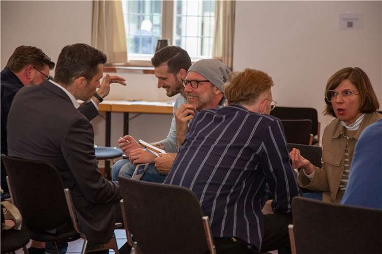 In Kleingruppen diskutierten die Teilnehmenden über das Konzept „RegioHub“, sammelten Ideen und entwickelten Umsetzungs- sowie Ausstattungsmöglichkeiten der digitalen Räume. Foto: Smarte Region MYK10/Henriette Smalla