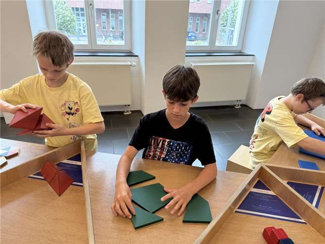 In Kleingruppen wurden die zahlreichen interaktiven Exponate erkundet. Fotos: privat