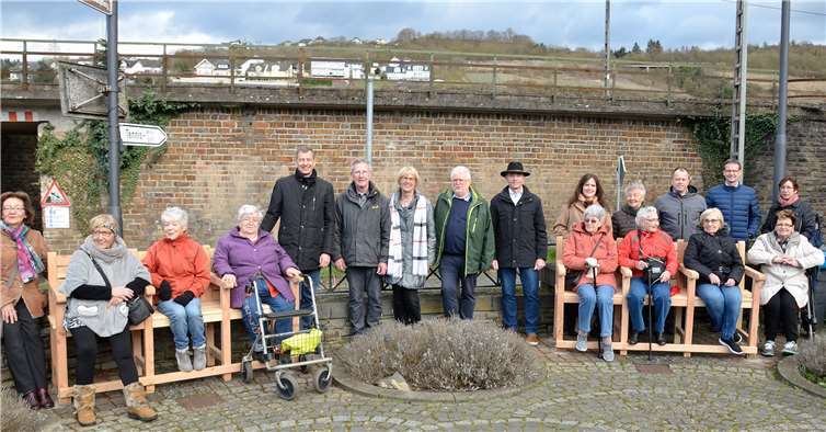 In Kobern-Gondorf übergaben der Kreisbeigeordnete Rudi Zenz und Andreas Schader von innogy die gesponserten Seniorenbänke an Michael Dötsch, Ortsbürgermeister von Kobern-Gondorf.Quelle: Landkreis MYK