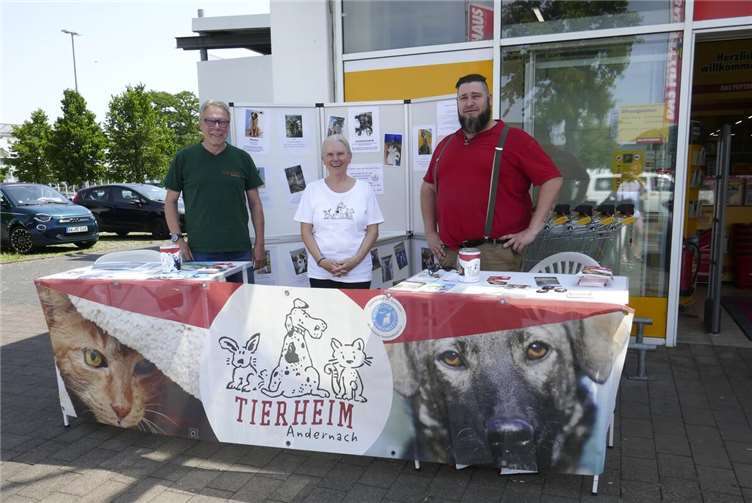 In Kooperation mit dem Geschäft für Heimtierbedarf „DAS FUTTERHAUS“ in Andernach richteten Dr. Monika Hildebrand und Reiner Schäfer am Wochenende einen Informationsstand ein. Foto: privat