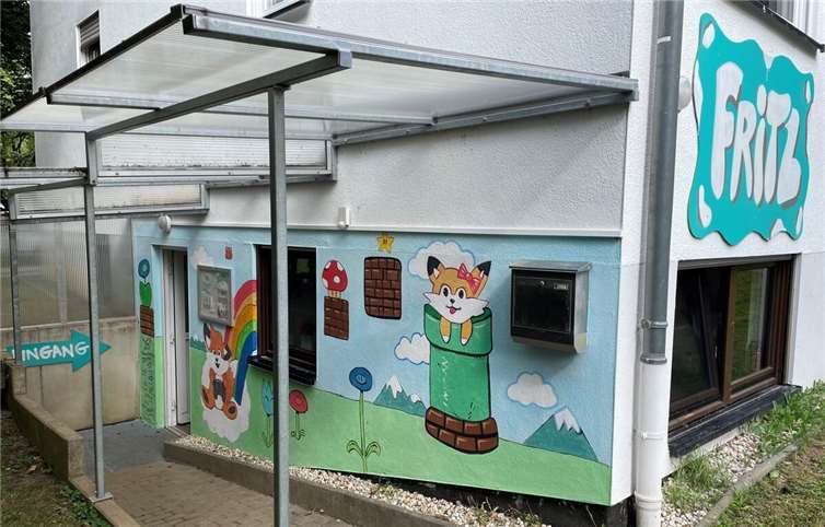 In Kooperation mit dem „Jugendtreff Fritzdorf“ unter der Leitung von Patricia Kammer wurde der Eingangsbereich des Jugendtreffs mit einem selbstgestalteten Motiv verschönert. Foto: Patricia Kammer