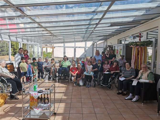In Kooperation mit dem Seniorenheim werden die Kinder und ErzieherInnen jeden ersten Freitag im Monat mit den BewohnerInnen des Hauses gemeinsam singen, spielen, lachen und ein wenig Zeit verbringen. Foto: privat