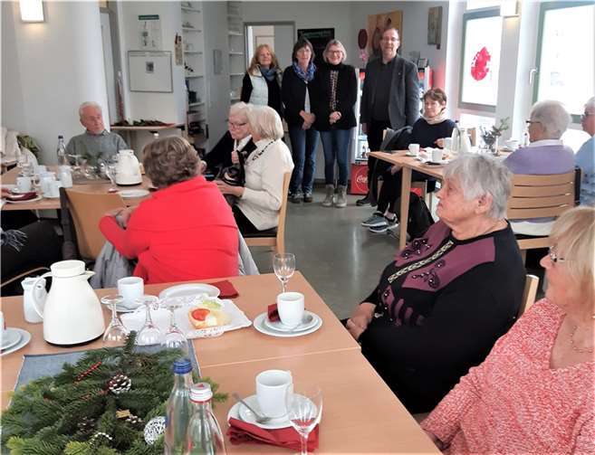 In Kooperation mit der Caritas Fluthilfe Ahrweiler und dem MGH hatten (stehend, von links) Ehrenamtliche Alraune Vanselow, Gemeindeschwester plus Ingrid Neubusch, Ute Remshagen vom Pflegestützpunkt Bad Neuenahr-Ahrweiler/Grafschaft und Diakon Bernhard Stahl eingeladen. Foto: privat
