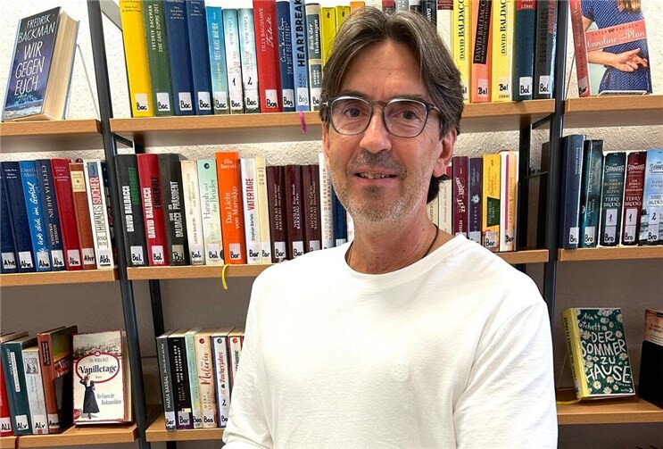 In Kooperation mit der Stadtbücherei Lahnstein liest Autor Frank Bresching im Theater Lahnstein aus seinem neusten Roman. Foto: Mira Bind / Stadtverwaltung Lahnstein