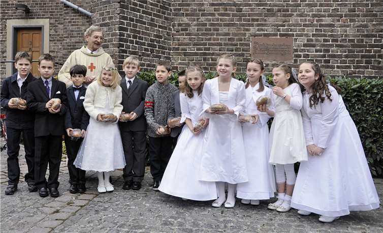 In Kripp zelebrierte Pfarrer Alfred Becker die feierliche Messe für die Erstkommunikanten. AB
