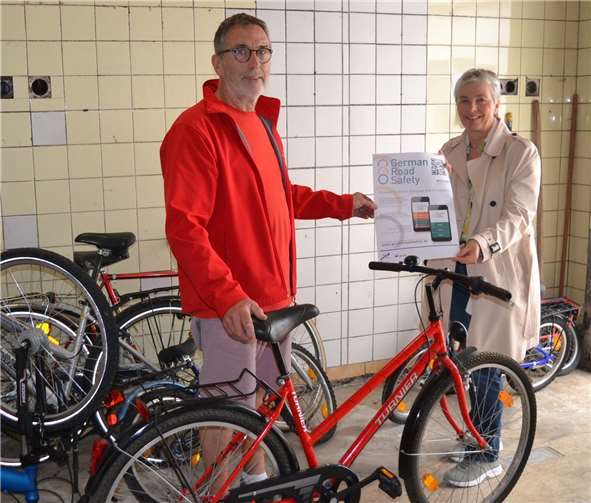 In Kruft werben Irmgard Hillesheim und Manfred Lung für die Broschüre „Unterwegs in Deutschland – Worauf muss man achten“. Wer ein gutes, gebrauchstüchtiges Fahrrad abgeben möchte, sollte sich mit Manfred Lung in Verbindung setzen.Foto: E. T. Müller