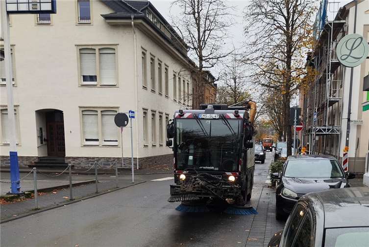 In Lahnstein soll die Reinigung stark befahrener und besonders verschmutzter Straßen ab 2026 durch die Stadt übernommen und über Gebühren finanziert werden. Die SPD Lahnstein lehnt dies ab.  Foto: Jochen Sachsenhauser