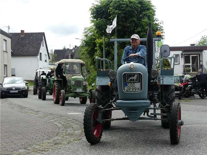 In Landkern fand das 12. Oldtimer- und Schleppertreffen statt. Annähernd 300 Fahrzeugbesitzer beteiligten sich. Fotos: TE