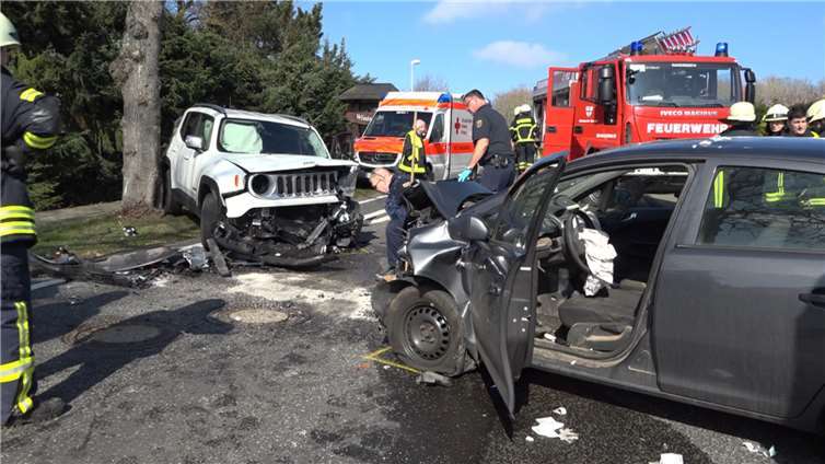 In Landkern war ein Geländewagen mit einem anderen Auto frontal kollidiert. Foto: WinklerTV