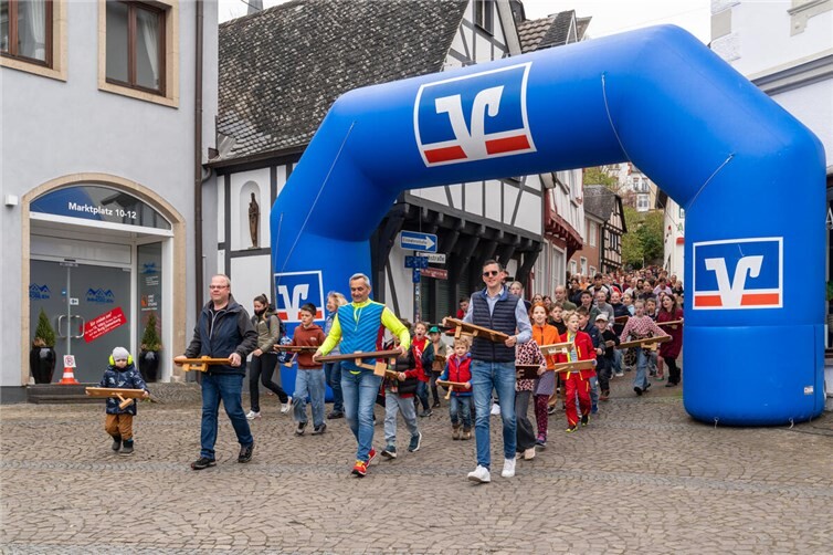 In Linz am Rhein fand wieder der „Klapperlauf“ statt – ein organisiertes Gemeinschaftserlebnis, bei dem zahlreiche Teilnehmer mehrmals täglich durch die Stadt ziehen und "klappern", begleitet und gefördert durch die VR Bank RheinAhrEifel eG.  Foto: Jan-Erik Burkard I VR Bank RheinAhrEifel eG