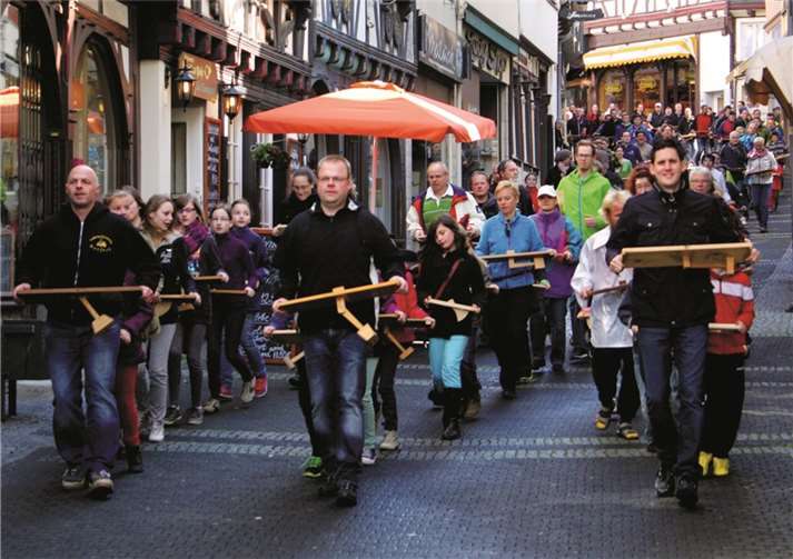 In Linz ist das vorösterliche Klappern schon lange Brauch, mit dem am Karfreitag- und Ostersamstag die schweigenden Glocken ersetzt werden, um so den Bewohnern, aber auch zahlreichen Zaungästen der Bunten Stadt am Rhein die Zeit anzuzeigen. DL