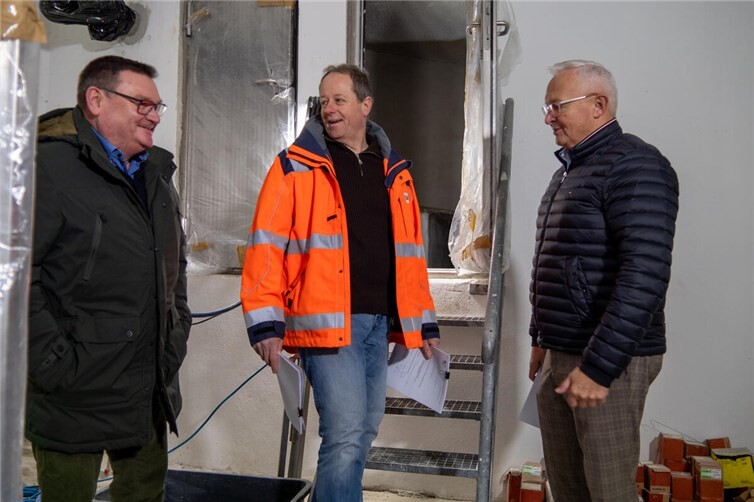 In Linz wird der Hochbehälter saniert. Landrat Achim Hallerbach (r.) und SWN-Geschäftsführer Stefan Herschbach (l.) schauten sich gemeinsam mit Lothar Ditscheid vom KWW den Baufortschritt im Inneren des Hochbehälters an.Foto: Dennis Steinhardt/SWN