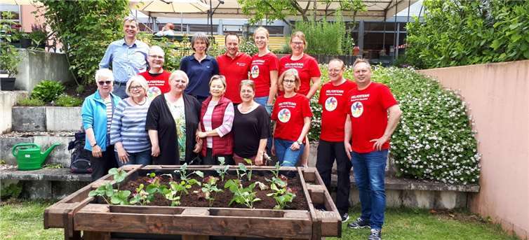 In Linz wurde ein Hochbeet gebaut, damit die Senioren in Zukunft bequem gärtnern können. Fotos: privat