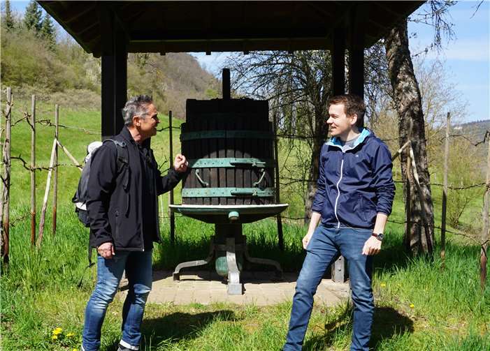 In Löf ließ der Chronist Lukas Brachtendorfden Wanderer an der Dorfgeschichte teilhaben.
