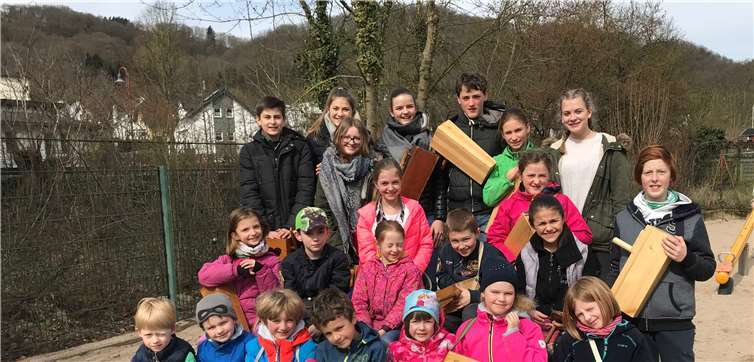 In Löf zog auch eine große Schar von Kläpperkindern durch den Ort. privat