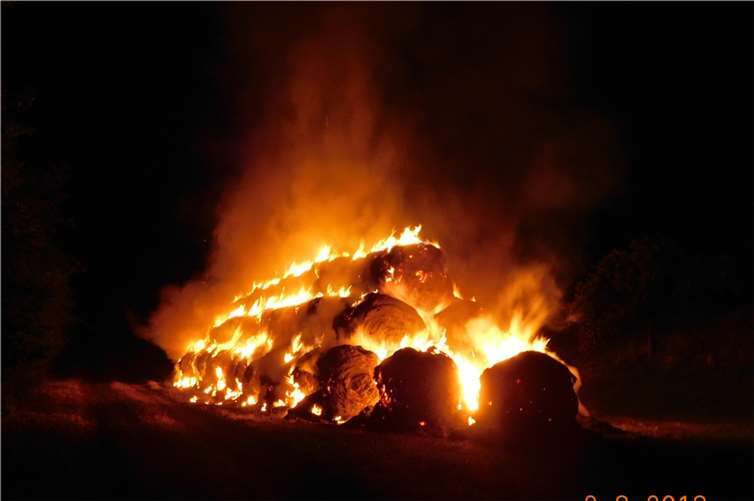 In Löhndorf brannten etwa 160 Strohballen. Polizeidirektion Mayen