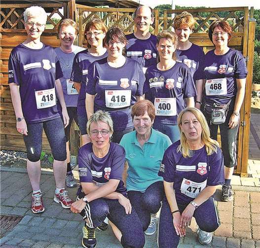 In Lonnig dabei waren (v.l.st.) Martina Metternich, Christine Wolfermann, Renate Reuß, Conny Hartmann, Klaus Bäuerlein, Patricia Masius, Brigitte Künster-Schwab und Michaela Bäuerlein; (v.l.kn.) Ute Schäfer, Betreuerin Helga Comes und Ruth Gilberg. privat