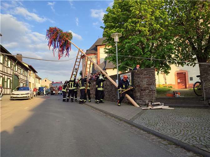 In Lüftelberg wurde ein Maibaum gestellt. Fotos: privat