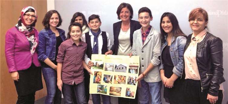 In Mainz hatten die Jugendlichen der Bendorfer „Mosaik-Zeitungsgruppe“ die Gelegenheit, der Ministerpräsidentin das Projekt vorzustellen und ein Interview mit Malu Dreyer zu führen. privat